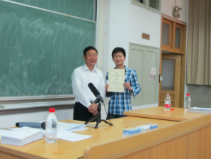 同済大学で佐藤理事長の講義と奨学金授与式02