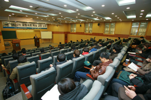 韓国外国語大学で鄭首席研究員が特別講義と奨学金授与式01