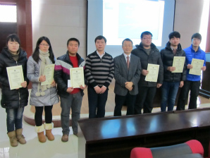 河南大学で鄭首席研究員が特別講義と奨学金授与式01
