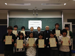 九州大学で奨学金授与式01