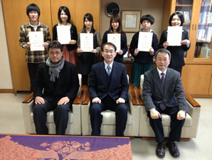 広島市立大学で奨学金授与式01