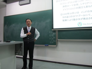 北京大学歴史学部で佐藤理事長による講義と奨学金授与式1