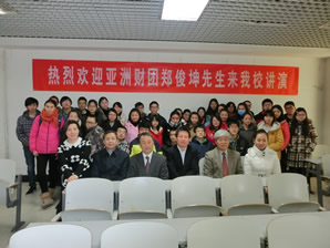 中央民族大学で講義