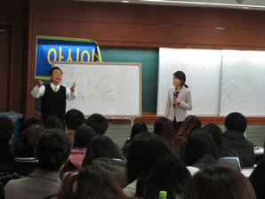 祥明大学で佐藤理事長による講義02