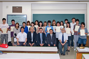 東北福祉大学で奨学金授与式01
