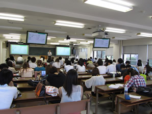 立命館大学で佐藤理事長による講義と奨学金授与式01