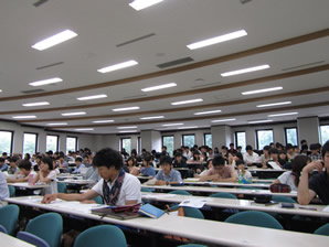 一橋大学で佐藤理事長による講義と奨学金授与式01