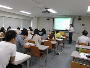 早稲田大学大学院で佐藤理事長による講義と奨学金授与式01