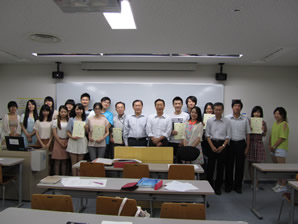早稲田大学大学院で佐藤理事長による講義と奨学金授与式02